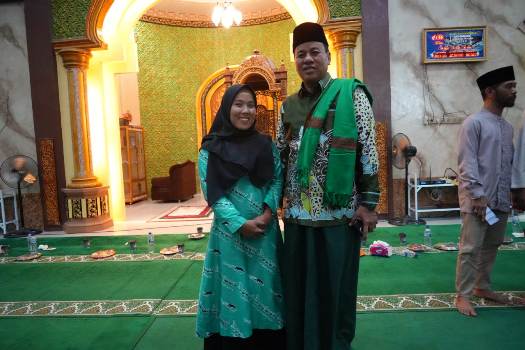 Di Hadapan Ribuan Warga Singingi Hilir, Suhardiman Berikan Kejutan Hadiah Umroh Untuk Seorang Guru PAUD
